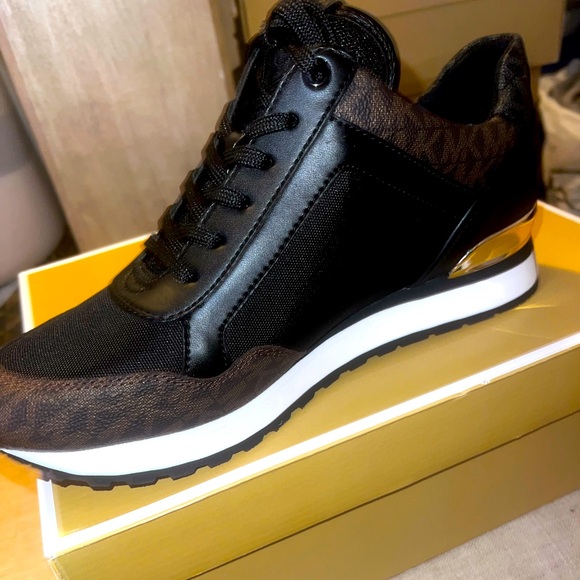 BRAND NEW, NEVER BEEN WORN! MK Maddie Trainer, size 8.5M. Stunning MK detail - Picture 3 of 5